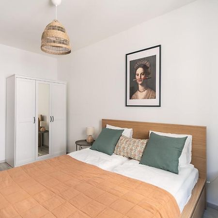 Corvin Apartment With Balcony And Ac Budapest Bagian luar foto