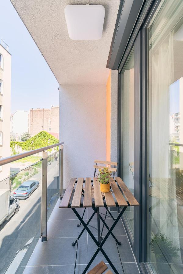 Corvin Apartment With Balcony And Ac Budapest Bagian luar foto
