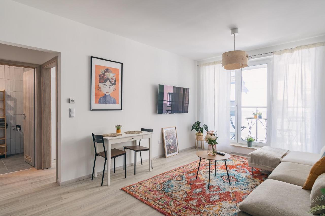 Corvin Apartment With Balcony And Ac Budapest Bagian luar foto