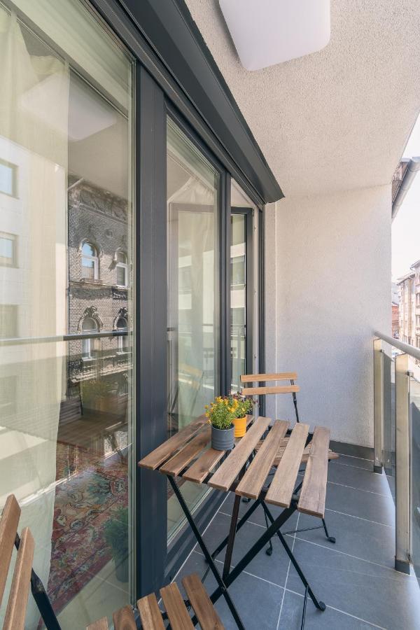 Corvin Apartment With Balcony And Ac Budapest Bagian luar foto