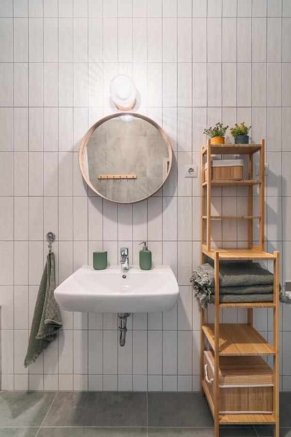Corvin Apartment With Balcony And Ac Budapest Bagian luar foto