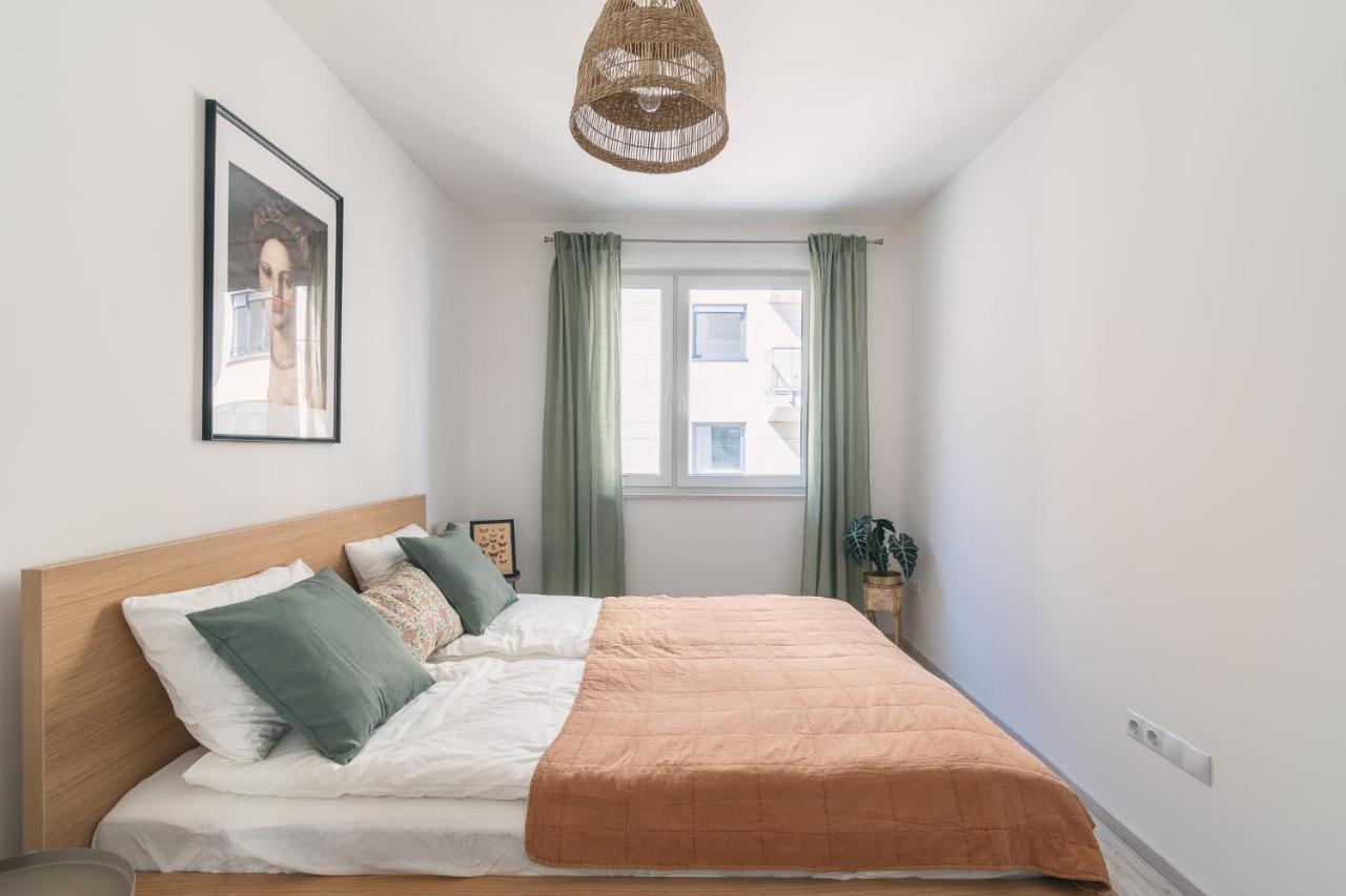 Corvin Apartment With Balcony And Ac Budapest Bagian luar foto