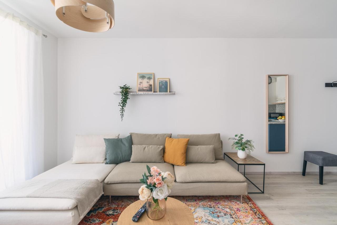 Corvin Apartment With Balcony And Ac Budapest Bagian luar foto